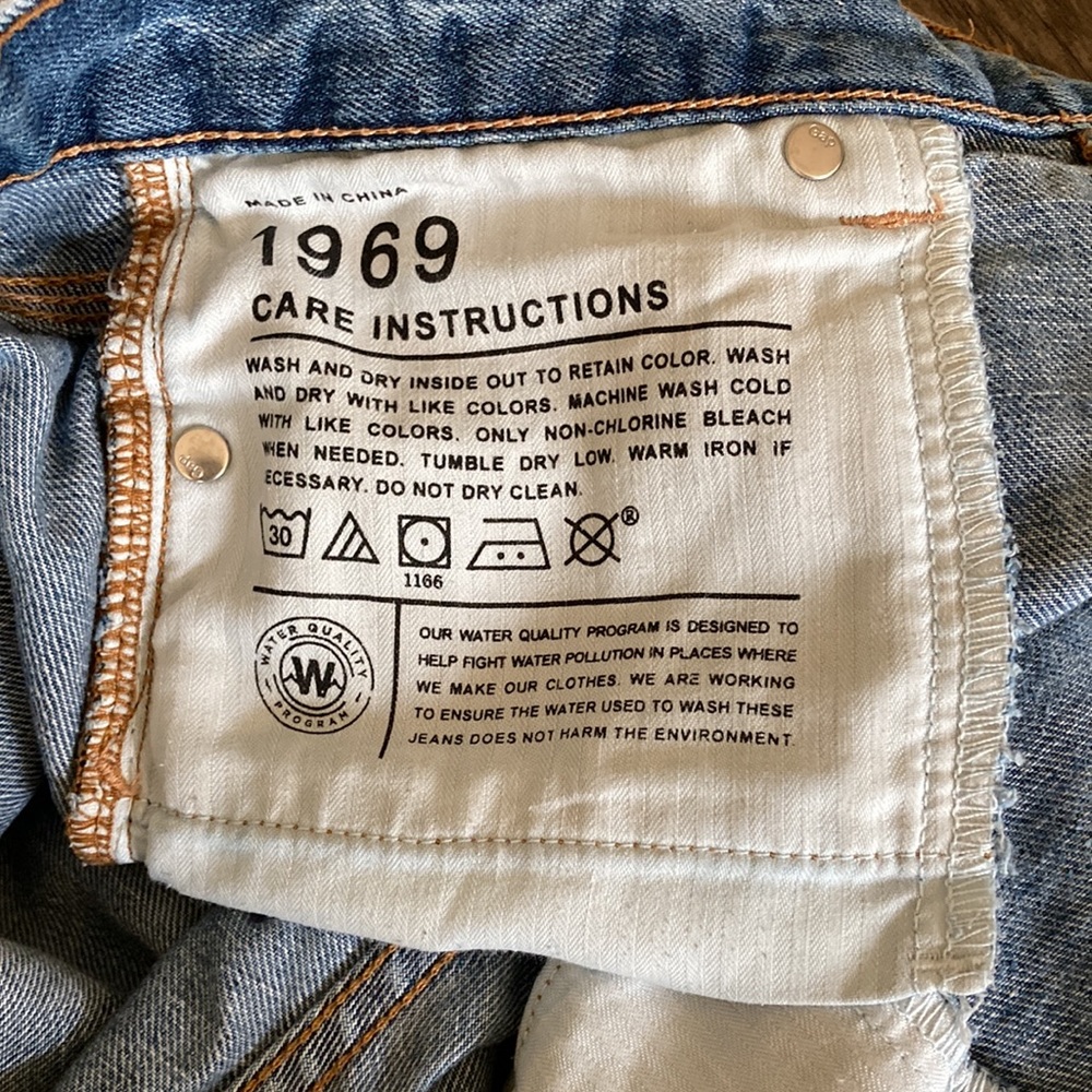 NWOT •GAP Sexy Boyfriend Distressed Denim Classic Jean Shorts • Mid Rise • HP🎉 - Picture 5 of 16